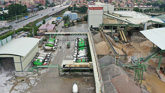 混凝土搅拌站现场的扬尘与噪音如何减少